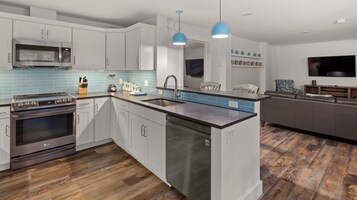 Refrigerador, horno, cafetera/tetera, tetera/pava eléctrica