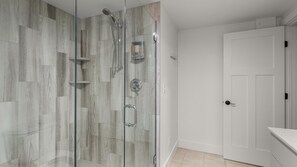 Condo, 4 habitaciones | Baño | Toallas y shampoo 