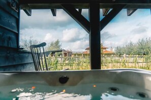 Outdoor spa tub - Private wellness accomodation | jacuzzi & sauna (Maasland)