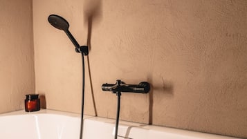 Sèche-cheveux, serviettes fournies, savon, papier toilette