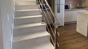 Una cocina moderna con refrigerador, microondas y estufa.