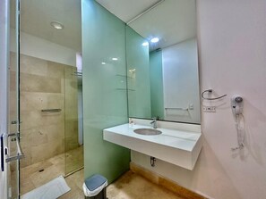 Dusche, Haartrockner, HandtĂŒcher, Seife