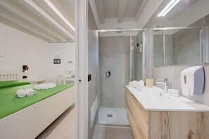 Departamento estándar, varias habitaciones (Ulivo Apt - Palazzo Palermo 1817) | Baño | Regadera, secadora de cabello, bidet, toallas 
