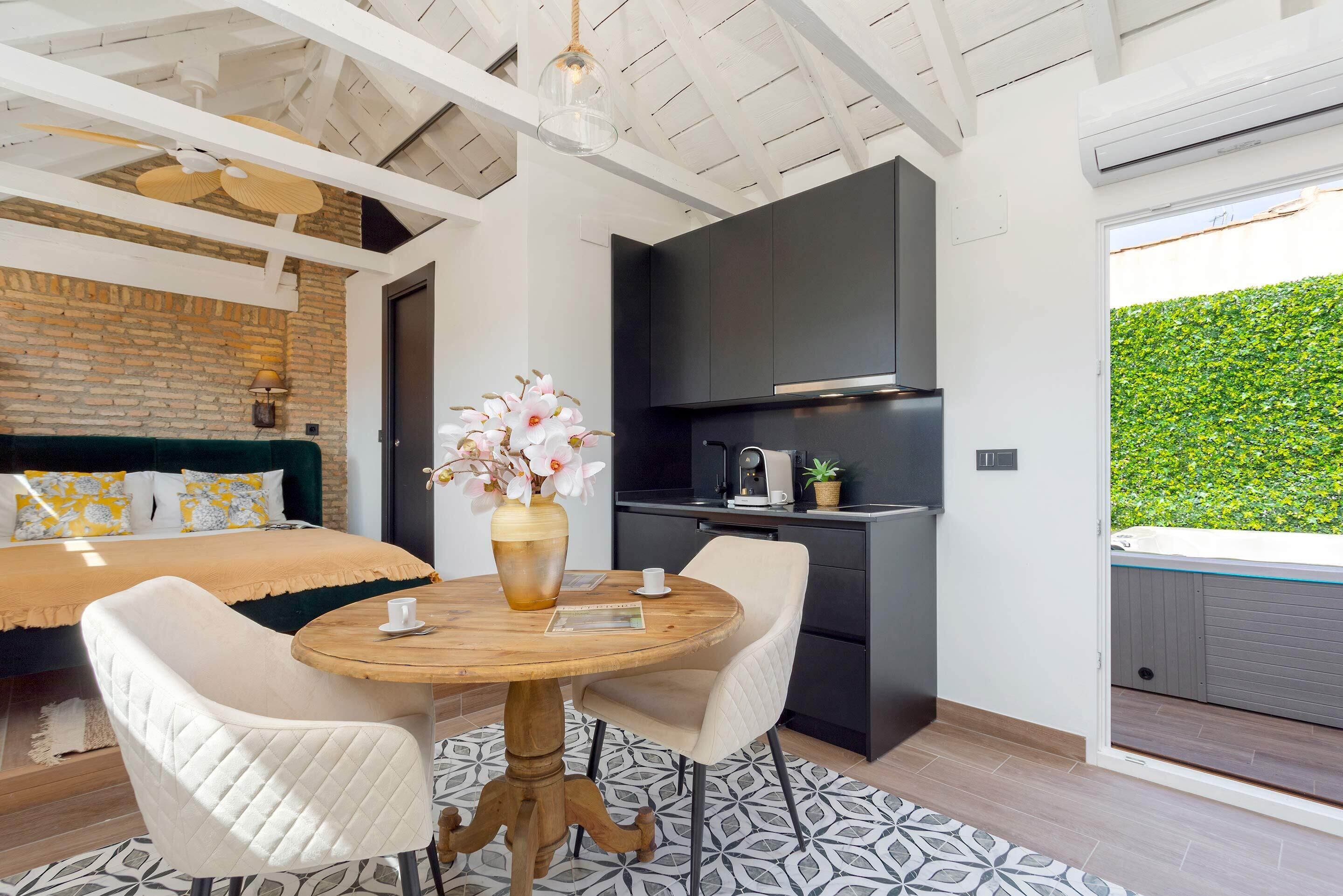 2 slaapkamers, een bureau, een strijkplank/strijkijzer, wifi