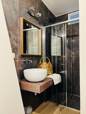 Shower, hair dryer, bidet, towels - GEMMA LODGE: Home, Style, Calm. Lake life.  (Sulzano)