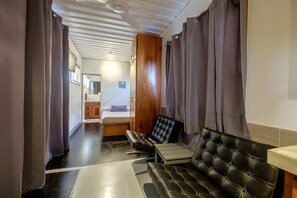 2 bedrooms, in-room safe, free WiFi, bed sheets - Unique Beachfront Container Home & Casita (San Pedro)