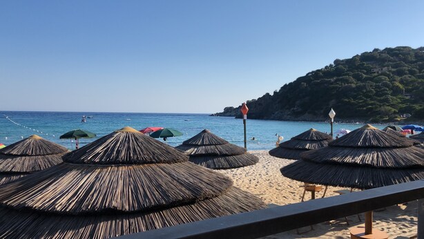 A beach with thatched umbrellas and a clear view of the sea. - Bluehorizon (Torre Delle Stelle (Maracalagonis))