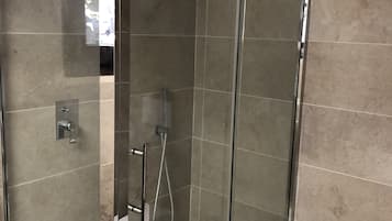 Douche, sĂšche-cheveux, bidet, savon