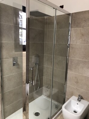 Suihku, hiustenkuivaaja, bidee, saippua