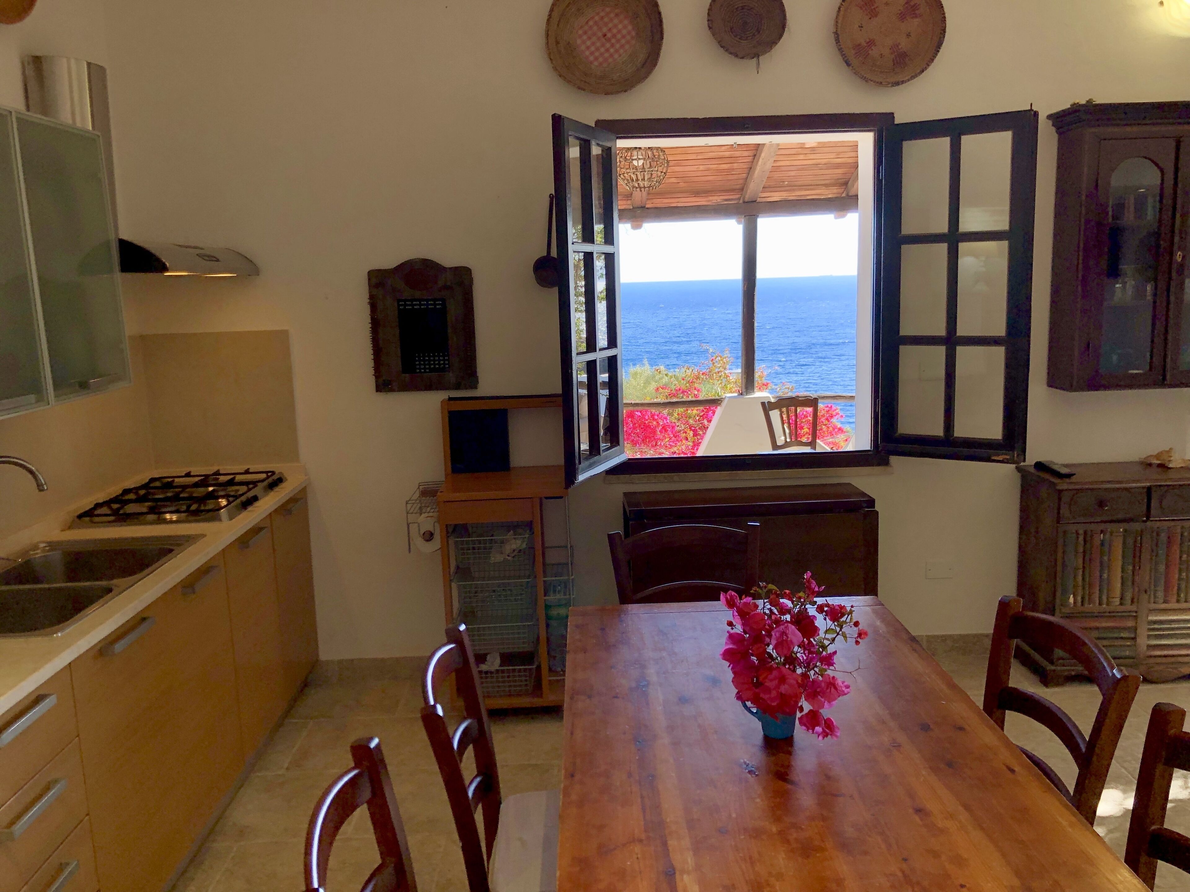 Refrigerador, horno, parrilla de estufa y cafetera y tetera 