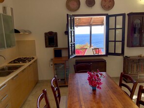 Fridge, oven, stovetop, coffee/tea maker