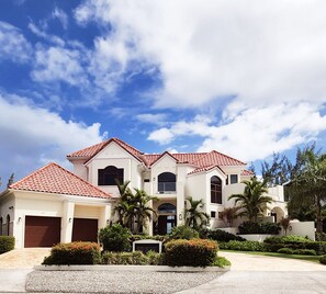 Exterior - Golf lovers' paradise with resort style amenities(Pet Friendly) (Grand Cayman)