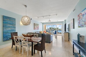 Smart-TV, peis, DVD-spiller og fotballspill