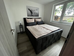 2 dormitorios, escritorio, wifi gratis y ropa de cama