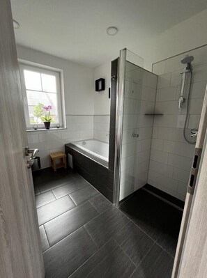 Handtücher, Seife, Toilettenpapier