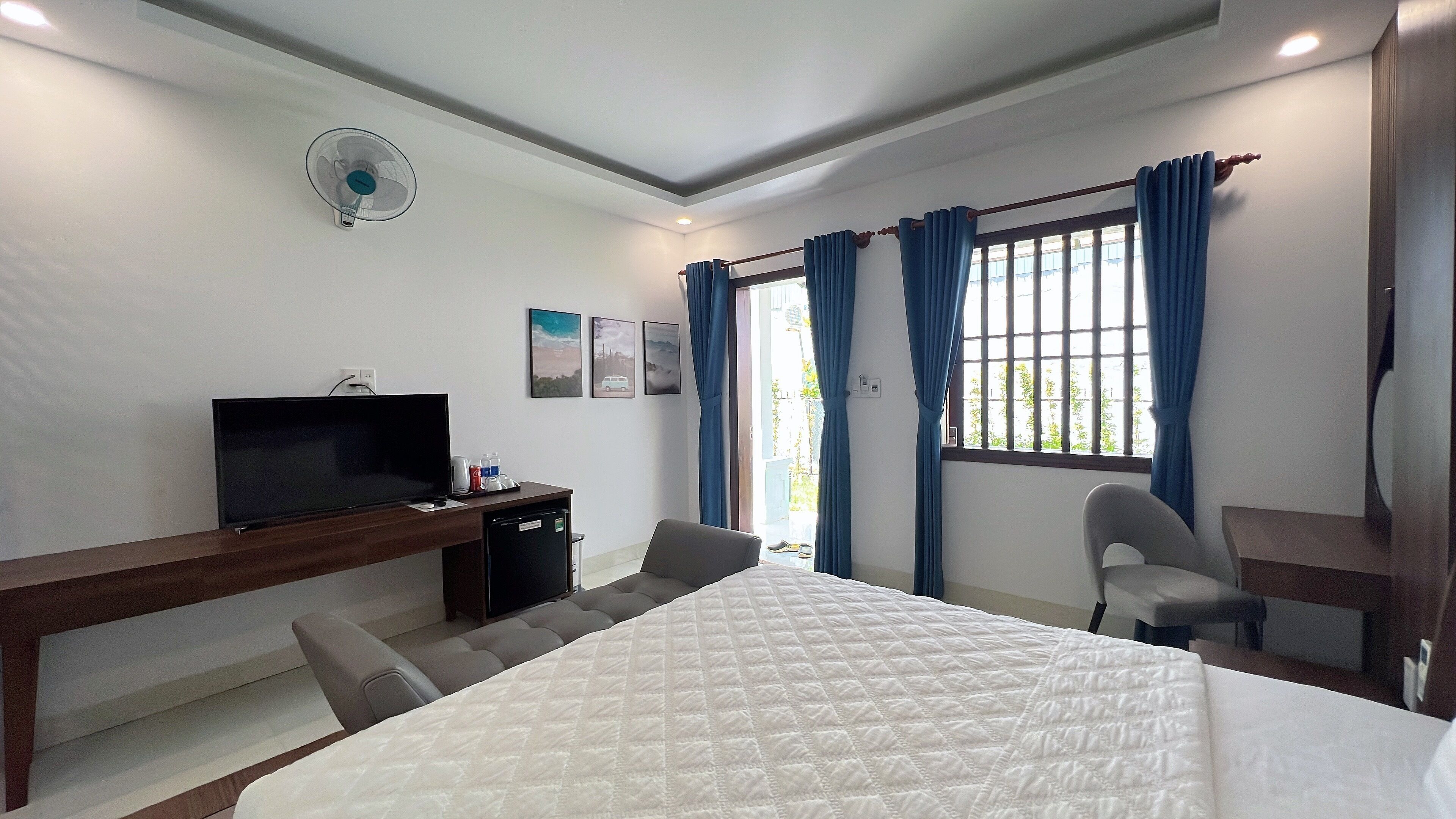 deluxe bungalow | desk, laptop workspace, free wifi, bed sheets