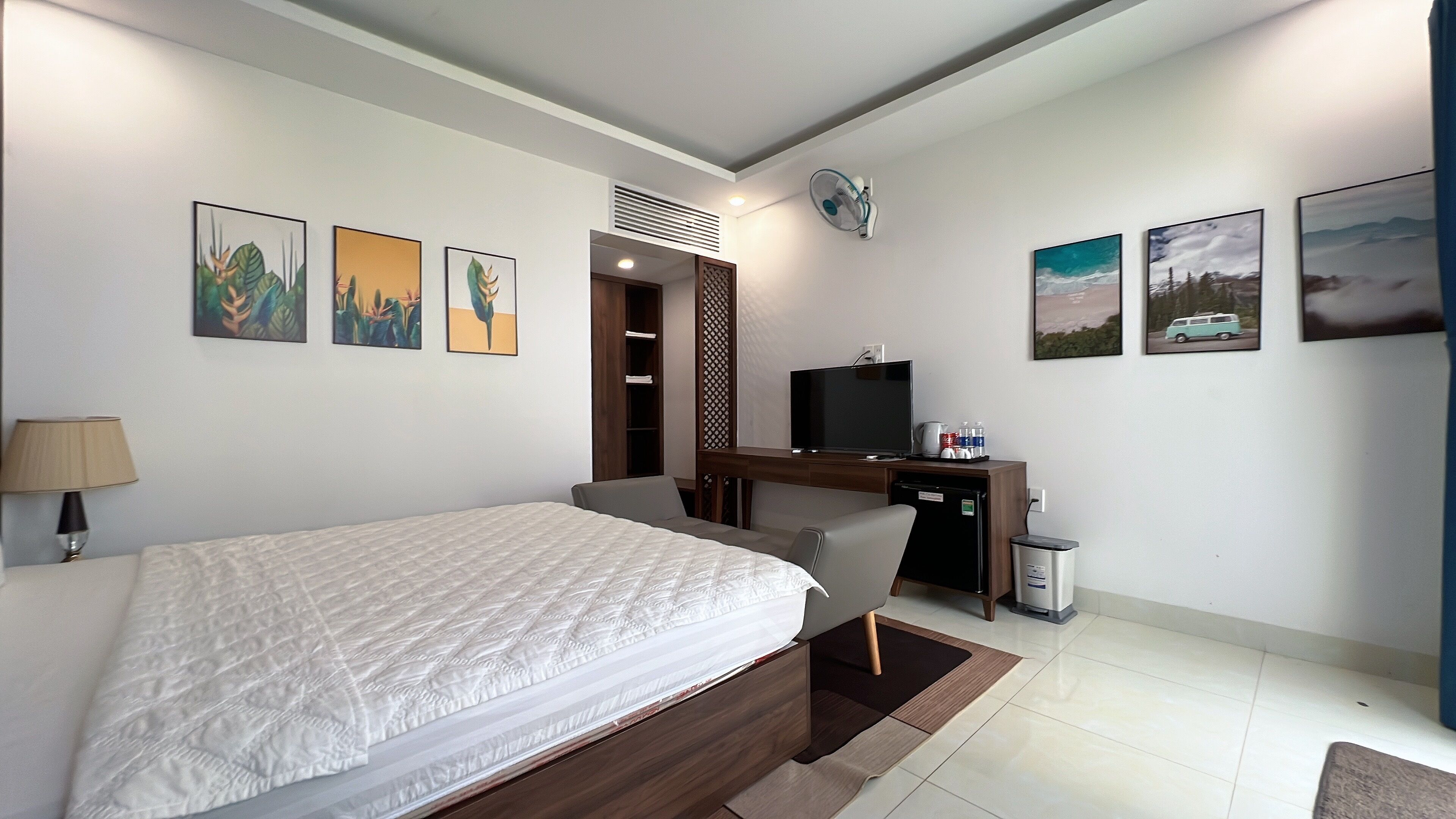 deluxe bungalow | desk, laptop workspace, free wifi, bed sheets