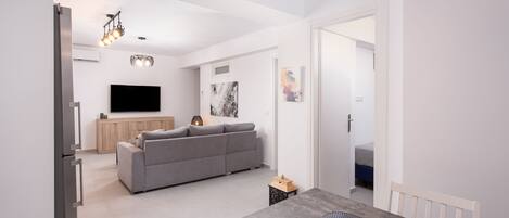 Departamento económico, baño privado | Área de sala de estar | Smart TV de 55 pulgadas con canales digitales y Netflix