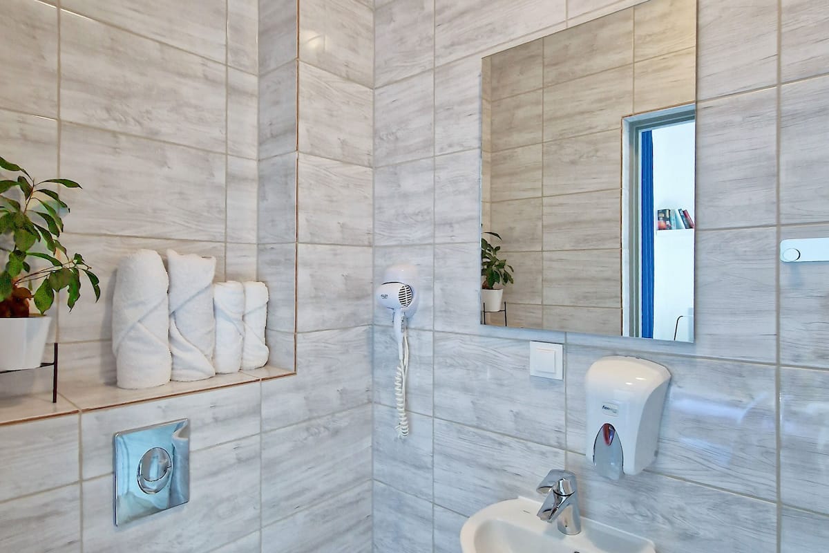 standard double room | bathroom | shower, rainfall showerhead, hair dryer, heated floors
