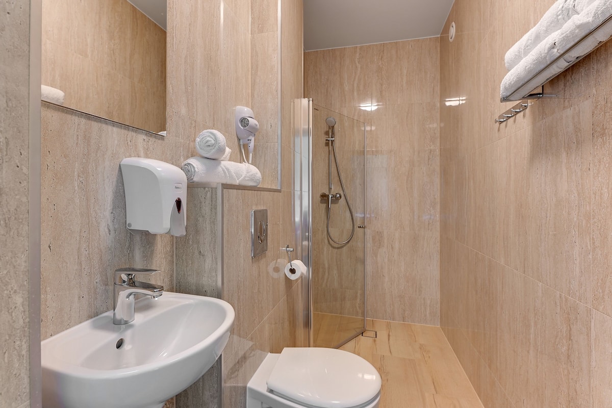 standard triple room | bathroom | shower, rainfall showerhead, hair dryer, heated floors