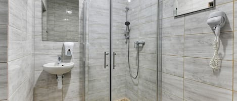 Phòng đôi Tiêu chuẩn | Phòng tắm | Buồng tắm vòi sen, vòi sen phun mưa, máy sấy tóc, sàn nhà có sưởi