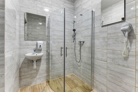 Standard Double Room | Bathroom. Mile Gdansk Airport