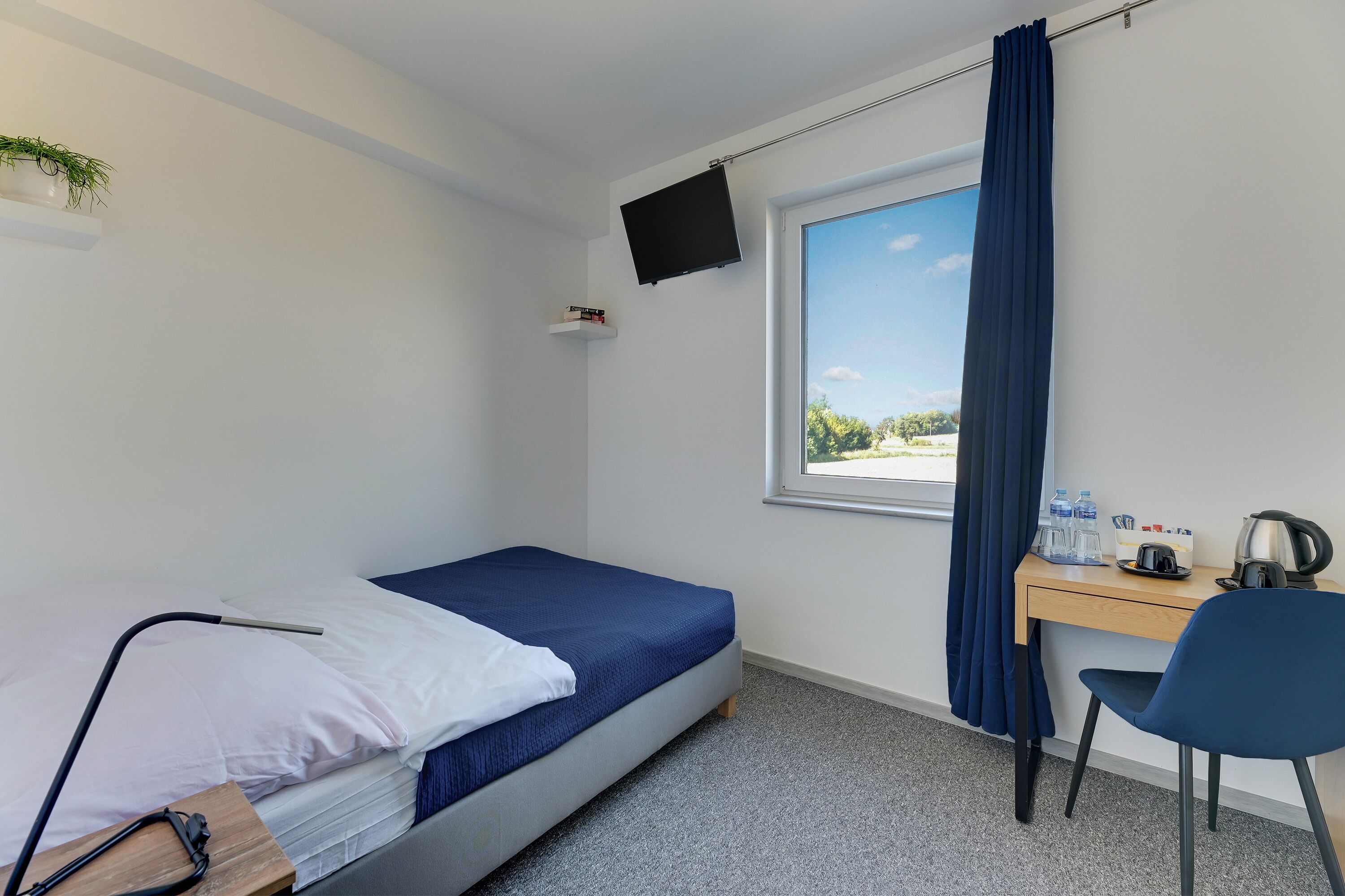 1 bedroom, hypo-allergenic bedding, pillow-top beds, desk