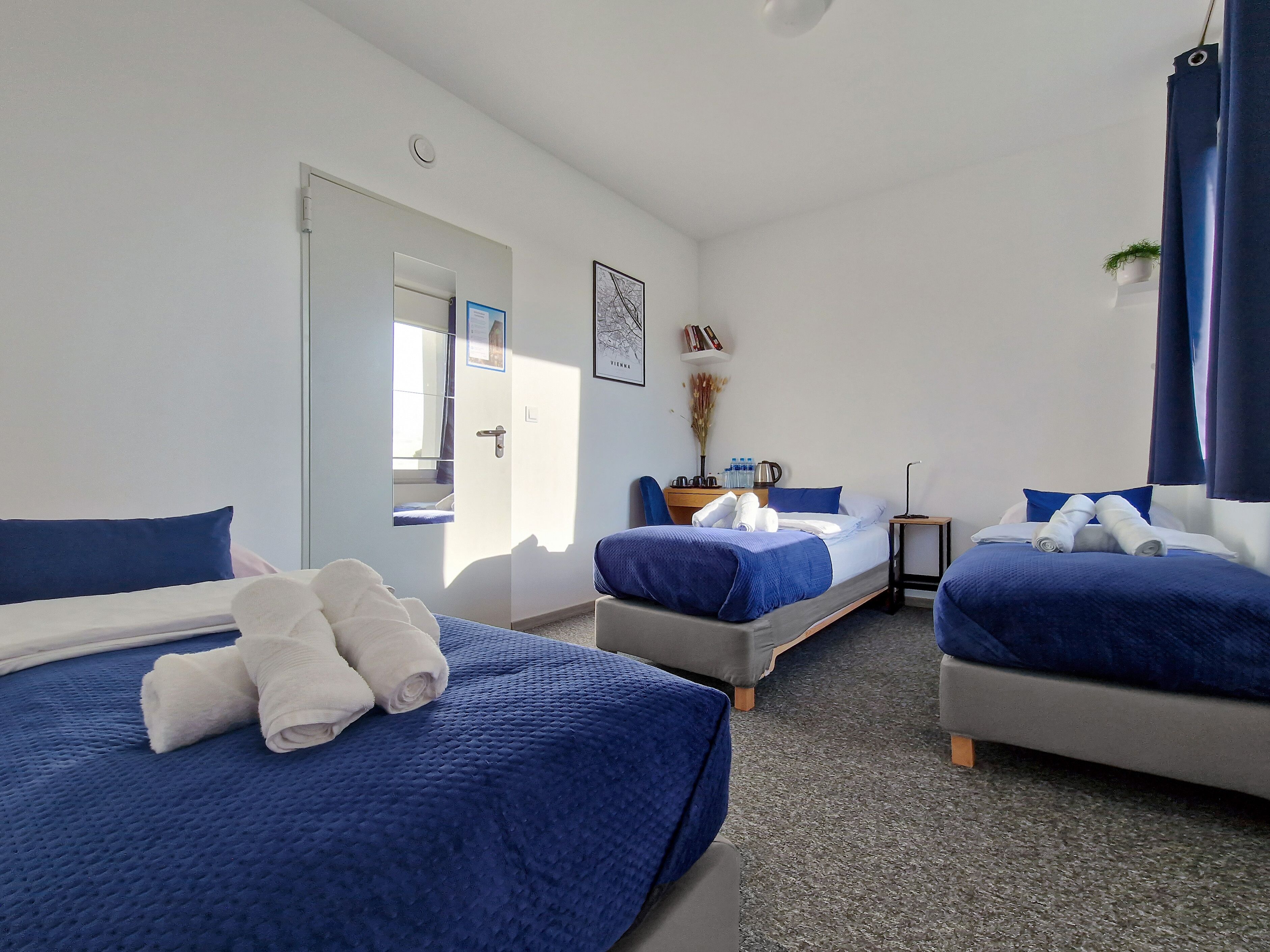 standard triple room | 1 bedroom, hypo-allergenic bedding, pillow-top beds, desk