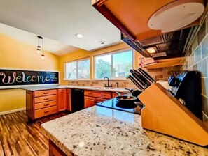 Fridge, microwave, oven, stovetop - Reno-Sparks-Tahoe Home Base (Sparks)