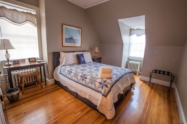 Meja kerja, ruang kerja ramah laptop, dan setrika/meja setrika