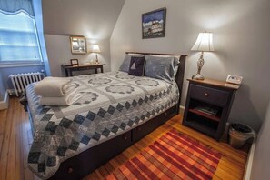 Desk, laptop workspace, iron/ironing board, free WiFi