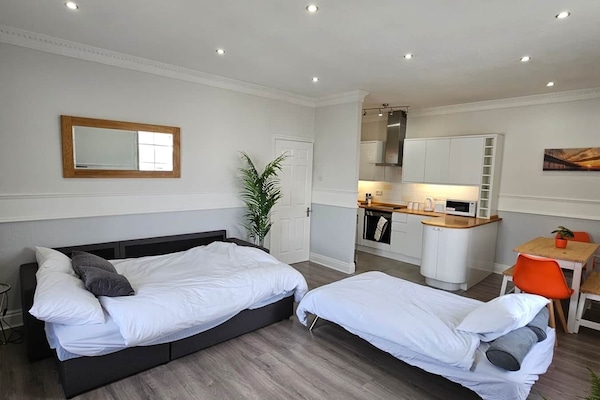 1 slaapkamer, een strijkplank/strijkijzer, wifi, beddengoed