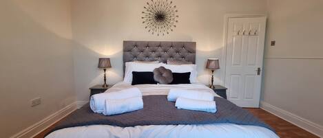 1 slaapkamer, een strijkplank/strijkijzer, wifi, beddengoed