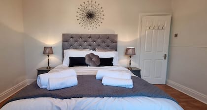 Lakeview Court, on the Promenade with, Sea + Lake view, free parking