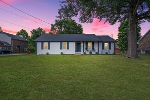 Exterior - ✨ Newly refreshed ranch home with a cozy fireplace, game room, and large fenced backyard. Recently updated with fresh paint and new flooring. Just 1min to Wilma Rudolph Events Center, 7-min to F&M Bank Arena, and 45-min to Nashville. 🏡🎮 Book now! (Clarksville)