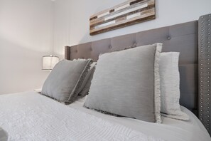 3 bedrooms, desk, iron/ironing board, travel cot - ✨ Newly refreshed ranch home with a cozy fireplace, game room, and large fenced backyard. Recently updated with fresh paint and new flooring. Just 1min to Wilma Rudolph Events Center, 7-min to F&M Bank Arena, and 45-min to Nashville. 🏡🎮 Book now! (Clarksville)