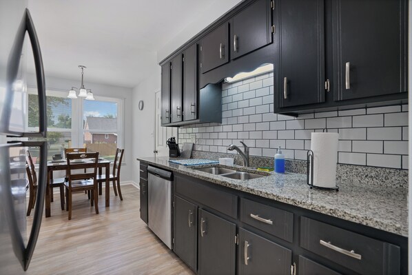 Fridge, microwave, oven, stovetop - ✨ Newly refreshed ranch home with a cozy fireplace, game room, and large fenced backyard. Recently updated with fresh paint and new flooring. Just 1min to Wilma Rudolph Events Center, 7-min to F&M Bank Arena, and 45-min to Nashville. 🏡🎮 Book now! (Clarksville)