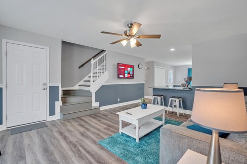 🏡 4BR/2BA Home | 🌬️ Dehumidifier<br>🛏️ Bedrooms w/ TVs & Ceiling Fans | 🍳 Full Kitchen<br>🛋️ Spacious Living Room | 🧺 Washer/Dryer<br>🌳 Deck & Yard | 📍 Close to Ft. Campbell, Casino, <br>✨ Clean & comfy stay!