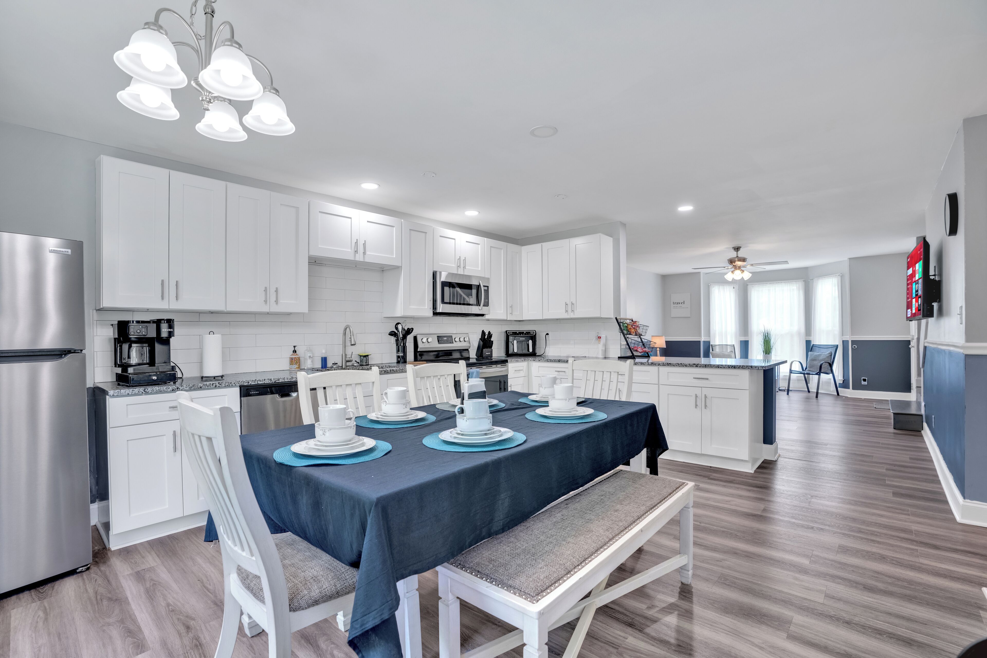 Kylskåp, mikrovågsugn, ugn och spishäll