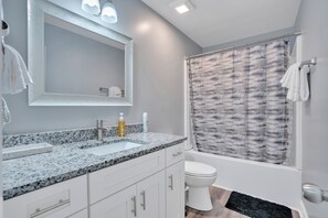 Hair dryer - 🏡 4BR/2BA Home |  🌬️ Dehumidifier<br>🛏️ Bedrooms w/ TVs & Ceiling Fans | 🍳 Full Kitchen<br>🛋️ Spacious Living Room | 🧺 Washer/Dryer<br>🌳 Deck & Yard | 📍 Close to Ft. Campbell, Casino, <br>✨ Clean & comfy stay! (Clarksville)