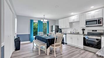 Een koelkast, een magnetron, een oven, een kookplaat