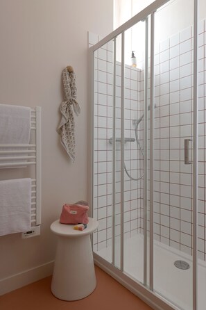 Douche, sèche-cheveux, savon, papier toilette