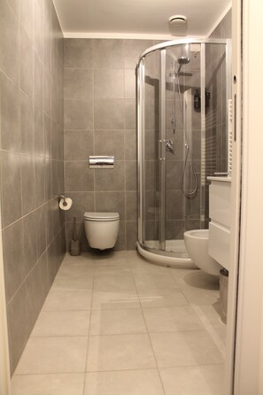 Shower, hair dryer, bidet, towels - Charming One Bedroom @Milan - Navigli  (Milan)