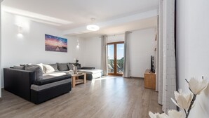 Una sala de estar moderna con un sofá, una mesa de centro y un cuadro en la pared.
