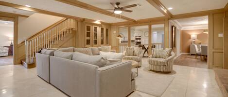 Télévision, cheminée, livres