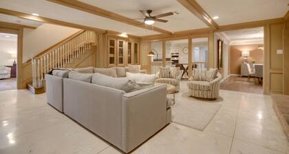 Poolside Oasis Near Medical Center & NRG Stadium!