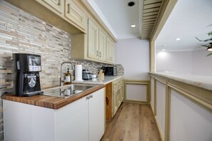 Hus (5 Bedrooms) | Eget kjøkken | Kjøkkenutstyr og papirhåndklær