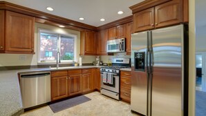 Maison (4 Bedrooms) | Cuisine privée | Cafetière/bouilloire, micro-ondes, four, plaque de cuisson