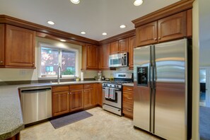 Microondas, horno, placa de cocina, lavavajillas