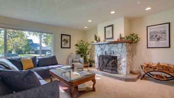 Rumah (4 Bedrooms) | Area keluarga | Perapian dan buku